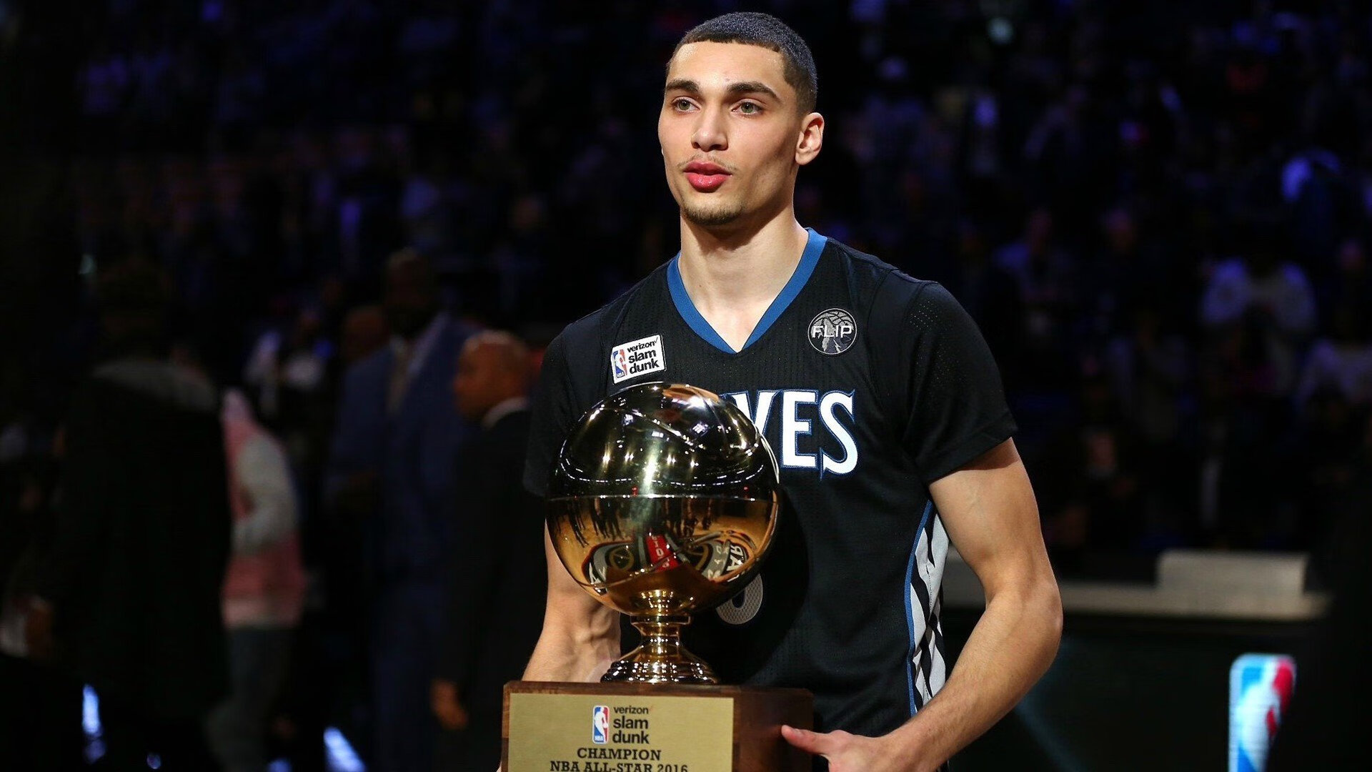 开云官方-托桑·埃夫布奥姆万成为NBA全球形象代表，埃托奥和布冯相视一笑